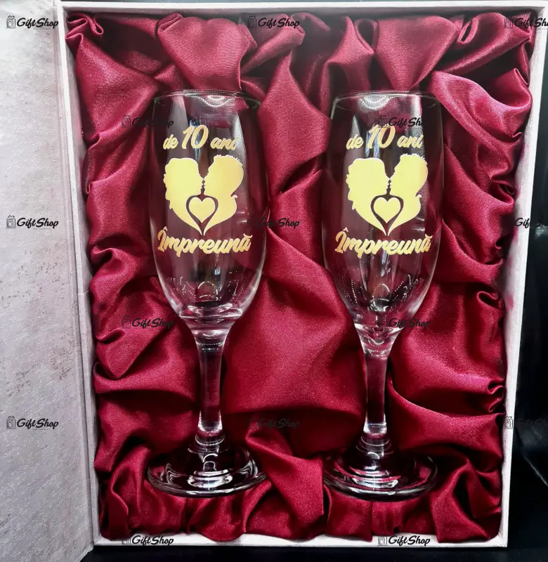 Aniversare 10 ani sarut, set 2 pahare cu mesaj in cutie